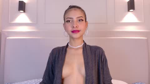 Snapshot of naomiklarc chatting on December 2024 02:32:02 AM Naomi Klarc online show from December 2024 02:32:02 AM