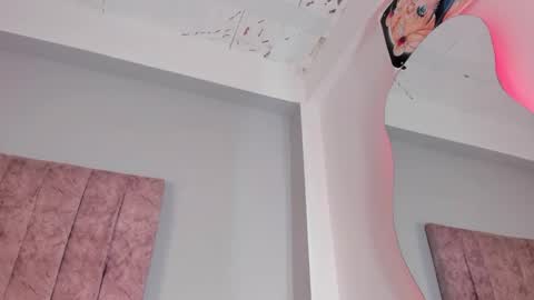 Laura  online show from September 2025 10:35:02 PM