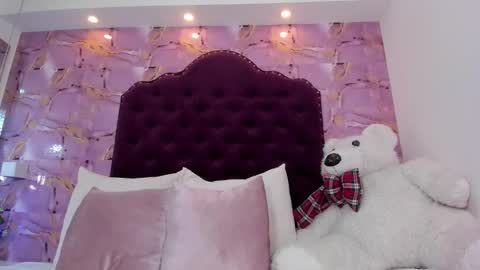 Naomy online show from December 2025 04:57:01 PM