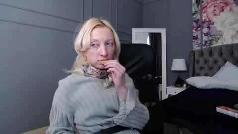 Snapshot of natalie_bitton chatting on February 2025 07:05:01 AM Natalie online show from February 2025 07:05:01 AM