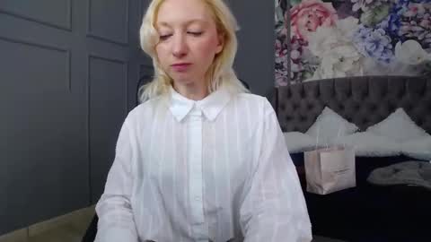 Snapshot of natalie_bitton chatting on March 2025 06:49:01 AM Natalie online show from March 2025 06:49:01 AM