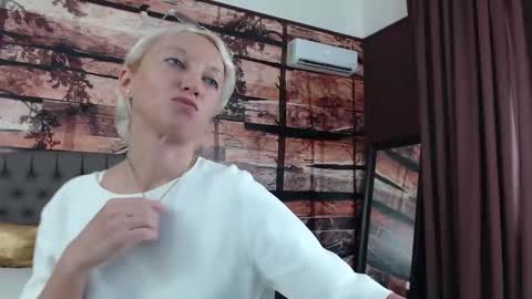 Snapshot of natalie_bitton chatting on September 2025 11:32:02 AM Natalie online show from September 2025 11:32:02 AM