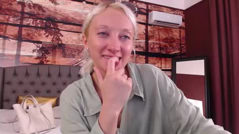 Snapshot of natalie_bitton chatting on September 2025 10:48:02 AM Natalie online show from September 2025 10:48:02 AM