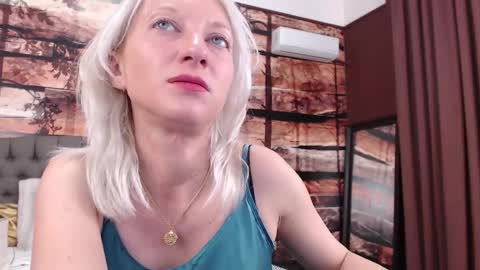 Snapshot of natalie_bitton chatting on October 2025 11:42:01 AM Natalie online show from October 2025 11:42:01 AM