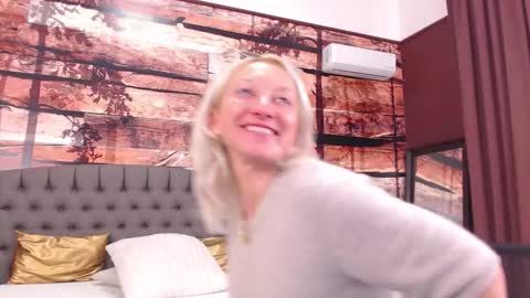 Snapshot of natalie_bitton chatting on October 2025 11:32:02 AM Natalie online show from October 2025 11:32:02 AM