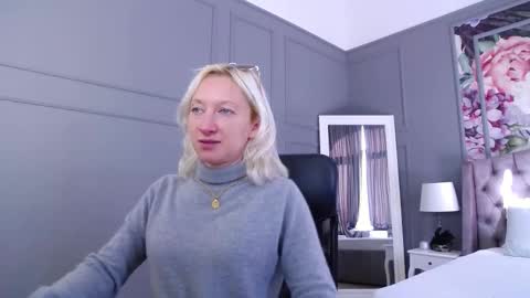 Snapshot of natalie_bitton chatting on October 2025 09:22:02 AM Natalie online show from October 2025 09:22:02 AM