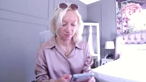 Snapshot of natalie_bitton chatting on November 2025 09:11:01 AM Natalie online show from November 2025 09:11:01 AM