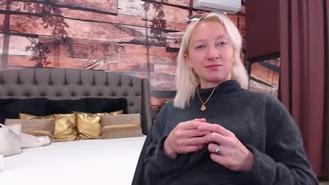 Snapshot of natalie_bitton chatting on December 2025 09:58:02 AM Natalie online show from December 2025 09:58:02 AM