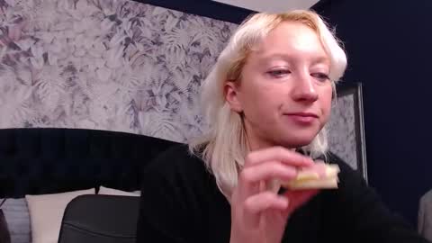 Snapshot of natalie_bitton chatting on December 2025 08:23:01 AM Natalie online show from December 2025 08:23:01 AM