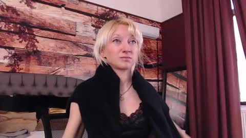 Snapshot of natalie_bitton chatting on March 2026 06:43:02 AM Natalie online show from March 2026 06:43:02 AM