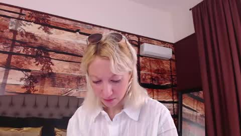 Snapshot of natalie_bitton chatting on March 2026 05:55:02 AM Natalie online show from March 2026 05:55:02 AM