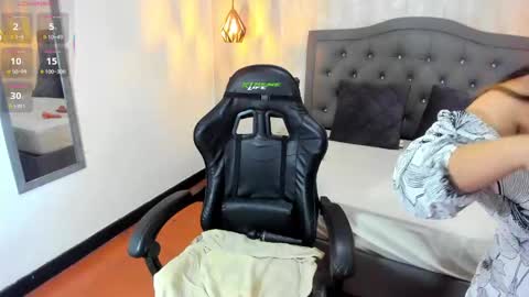 N A T H A L I A online show from February 2025 07:09:01 PM