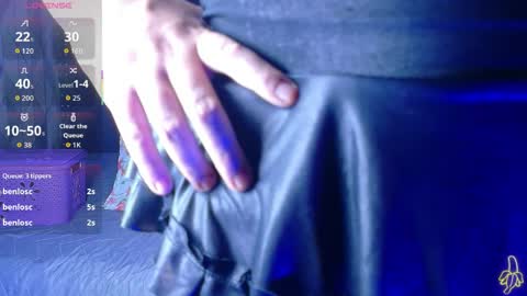 Snapshot of naturaltitss_ chatting on May 2026 07:42:01 PM Gwen online show from May 2026 07:42:01 PM