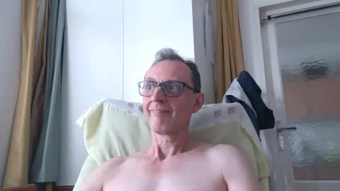 naturista25 online show from May 2026 01:30:02 PM