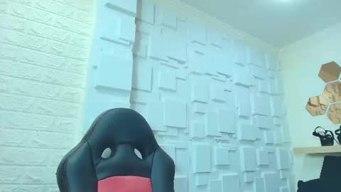 Kitten online show from November 2025 11:32:02 AM