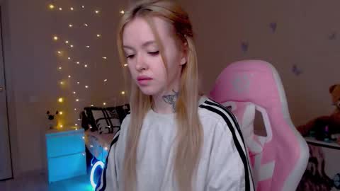 Snapshot of naughty_mablee chatting on March 2026 01:32:01 AM Mable online show from March 2026 01:32:01 AM