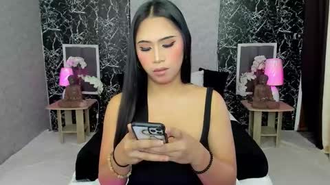 Snapshot of naughtytrans_huntress chatting on November 2025 03:05:01 AM ITS ME YOGIRL PATRICIA online show from November 2025 03:05:01 AM