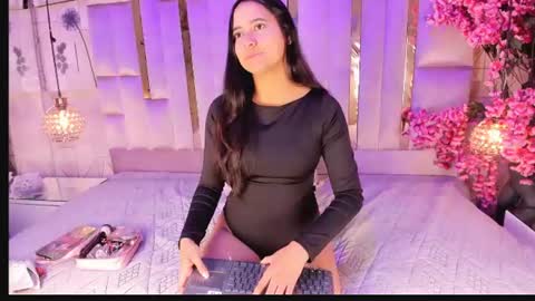 Snapshot of nayarakvelvet_1 chatting on July 2026 01:19:01 PM Nayarak online show from July 2026 01:19:01 PM