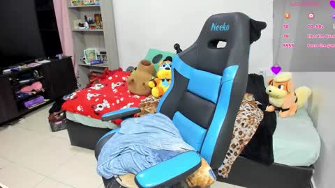 Snapshot of neeko_lol_ chatting on November 2025 05:04:01 PM Geek Nicole im Neeko UwU online show from November 2025 05:04:01 PM