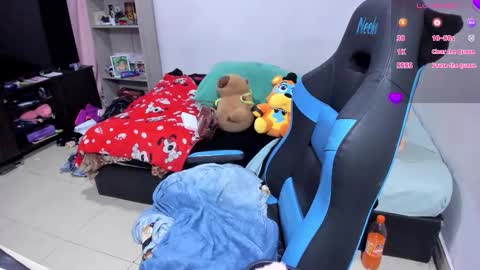 Snapshot of neeko_lol_ chatting on November 2025 04:51:01 PM Geek Nicole im Neeko UwU online show from November 2025 04:51:01 PM