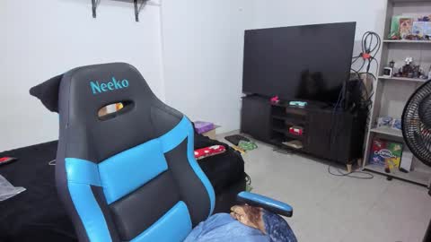 Snapshot of neeko_lol_ chatting on December 2025 11:07:01 AM Geek Nicole im Neeko UwU online show from December 2025 11:07:01 AM