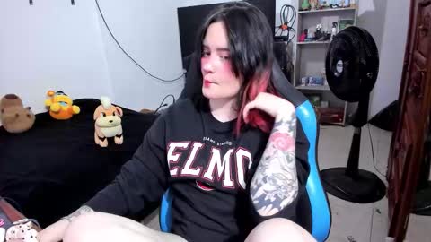 Snapshot of neeko_lol_ chatting on March 2026 08:45:02 PM Geek Nicole im Neeko UwU online show from March 2026 08:45:02 PM