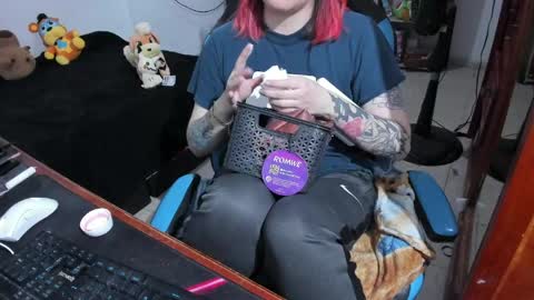 Snapshot of neeko_lol_ chatting on April 2026 11:24:02 AM Geek Nicole im Neeko UwU online show from April 2026 11:24:02 AM