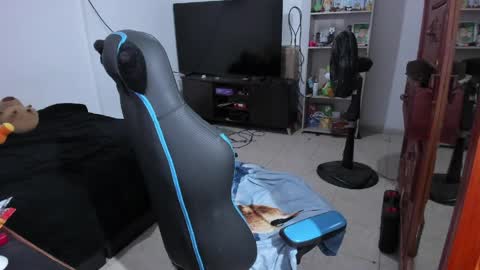 Snapshot of neeko_lol_ chatting on May 2026 11:21:01 PM Geek Nicole im Neeko UwU online show from May 2026 11:21:01 PM