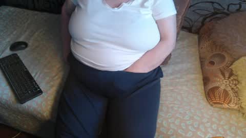 Snapshot of new_milf chatting on April 2026 03:39:01 PM Lilly online show from April 2026 03:39:01 PM