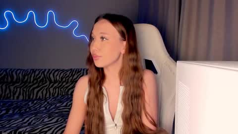 Mina online show from November 2025 01:43:01 PM