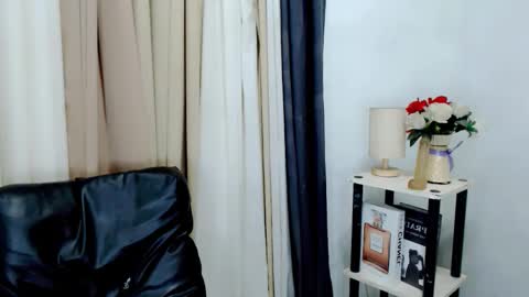 Snapshot of nhicolehollywood chatting on February 2026 01:15:01 AM hottie nicole online show from February 2026 01:15:01 AM