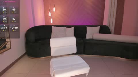 Snapshot of niaholland chatting on December 2024 10:38:02 PM SQUIRTER DOLL online show from December 2024 10:38:02 PM