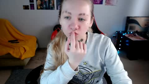 nica_kawaii online show from April 2026 06:44:02 AM