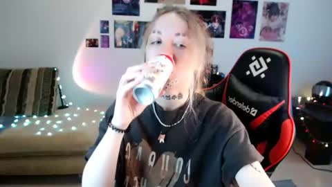 nica_kawaii online show from June 2026 01:37:01 PM
