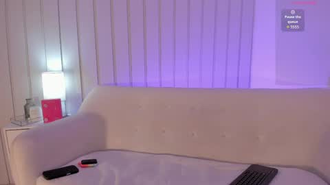 nickiwestt___ online show from April 2026 02:01:01 PM