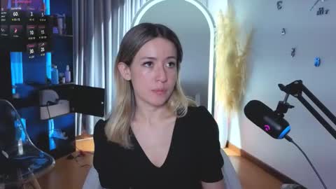 Nicky online show from November 2025 09:47:01 PM