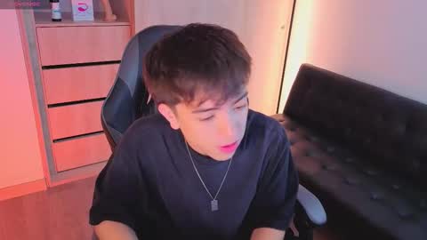 Nicolas online show from November 2025 08:08:01 PM