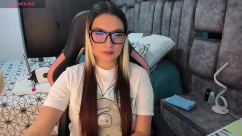 Snapshot of nicol_080 chatting on November 2025 06:52:01 PM YuliEM online show from November 2025 06:52:01 PM