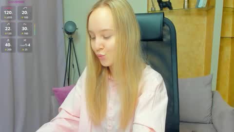 Nicoletta online show from November 2025 07:02:01 PM