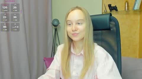 Nicoletta online show from November 2025 07:03:01 PM