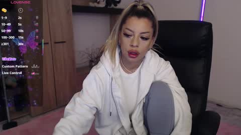 Nico online show from December 2025 03:40:02 PM