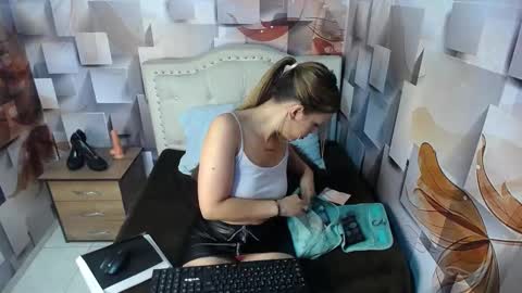 Snapshot of nicolee_millerr chatting on February 2025 12:26:02 PM nicolee millerr online show from February 2025 12:26:02 PM