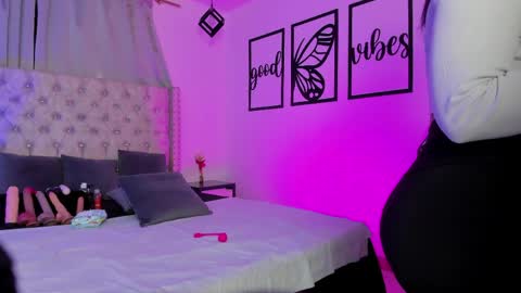 nicolee millerr online show from May 2026 01:07:01 PM