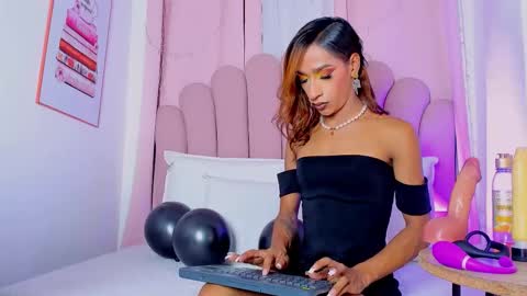 nicolemadrird online show from November 2025 07:49:02 PM