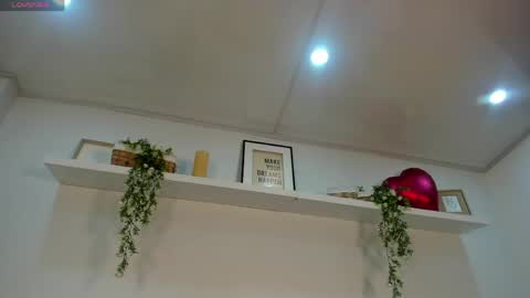 nicolle_evanss_ online show from June 2026 06:52:02 AM