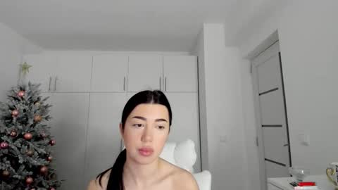 Nicolle online show from December 2025 05:37:01 AM