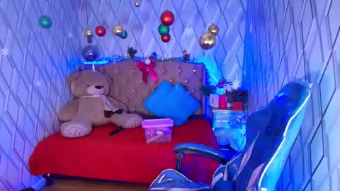 Nicolle Miley online show from December 2025 04:07:02 AM