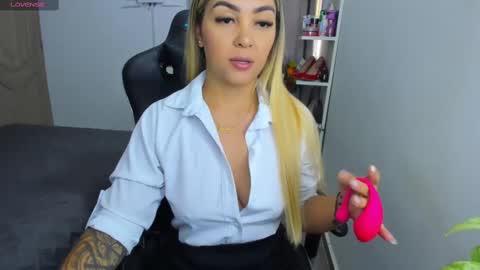 Snapshot of nicolporto chatting on October 2025 11:52:02 AM Nicol online show from October 2025 11:52:02 AM