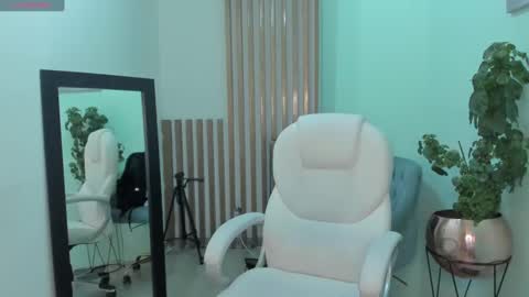 Snapshot of nicolross_ chatting on January 2025 04:48:02 PM NicolRoss online show from January 2025 04:48:02 PM