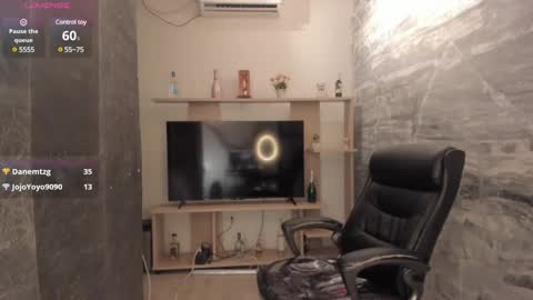 Snapshot of nicolross_ chatting on January 2025 04:14:02 PM NicolRoss online show from January 2025 04:14:02 PM